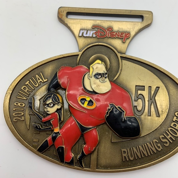 Disney runDisney The Incredibles 2018 Virtual Running Shorts 5K Gold Tone Medal - Picture 6 of 13